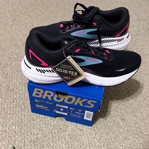 Brooks Women's Black and Pink Sneakers